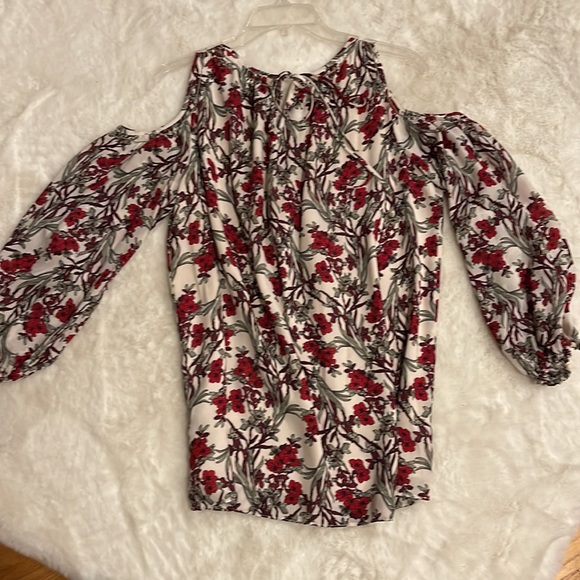 Long sleeve cold shoulder Max Edition knit top.  Cream color lining. Size Medium - Picture 2 of 5